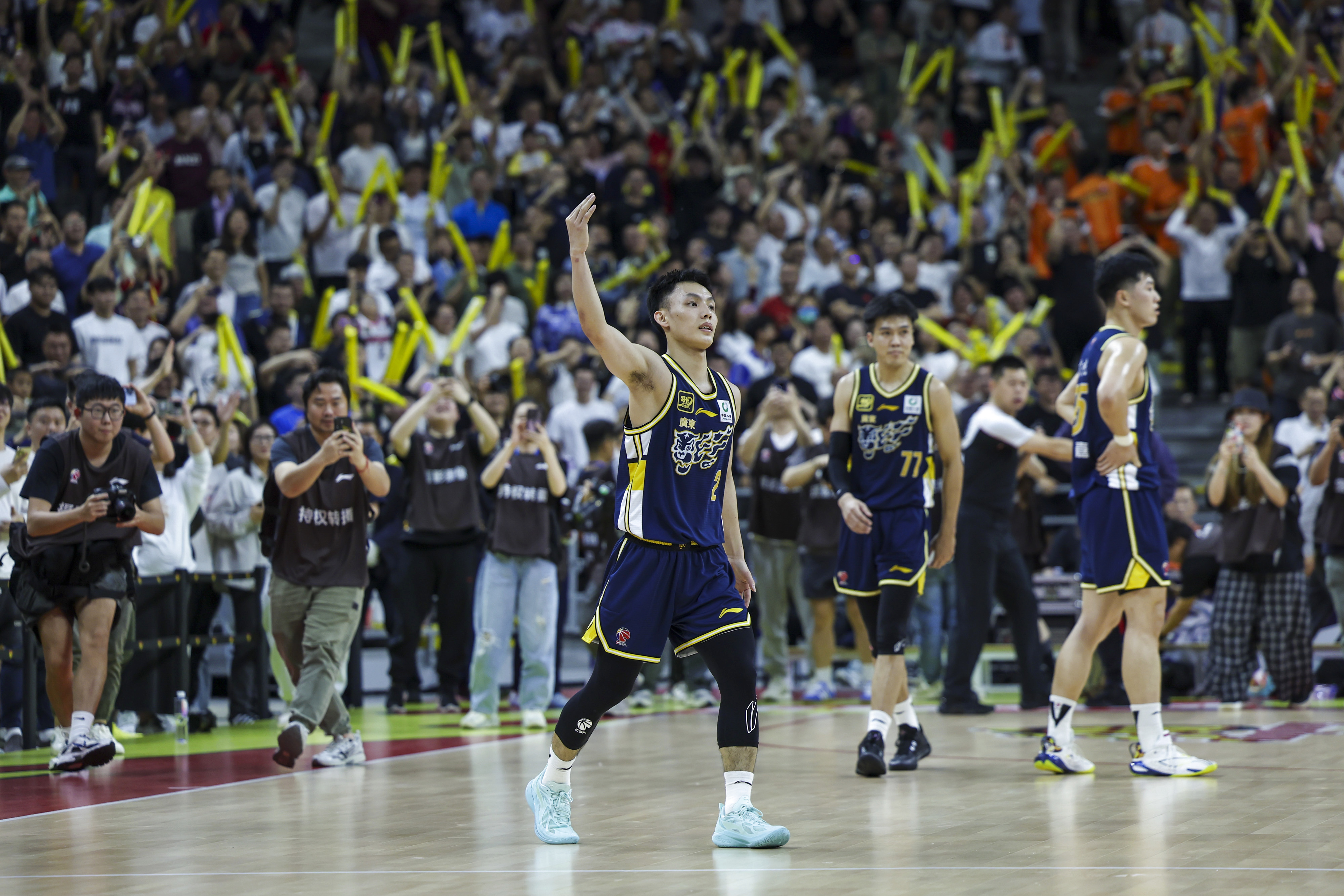 广东队在CBA季后赛中打出进球，被誉为全场沸腾