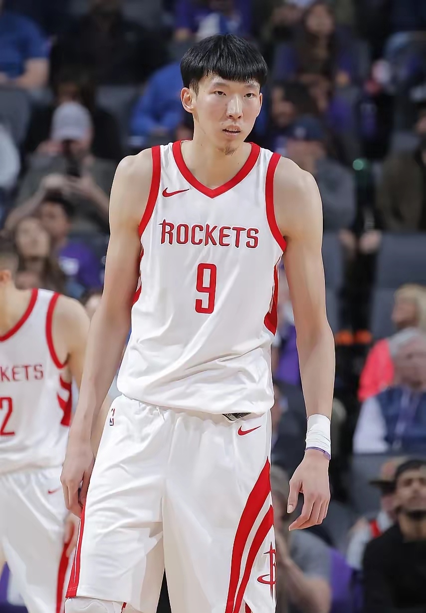 篮球场上球员的个人表现令人赞叹