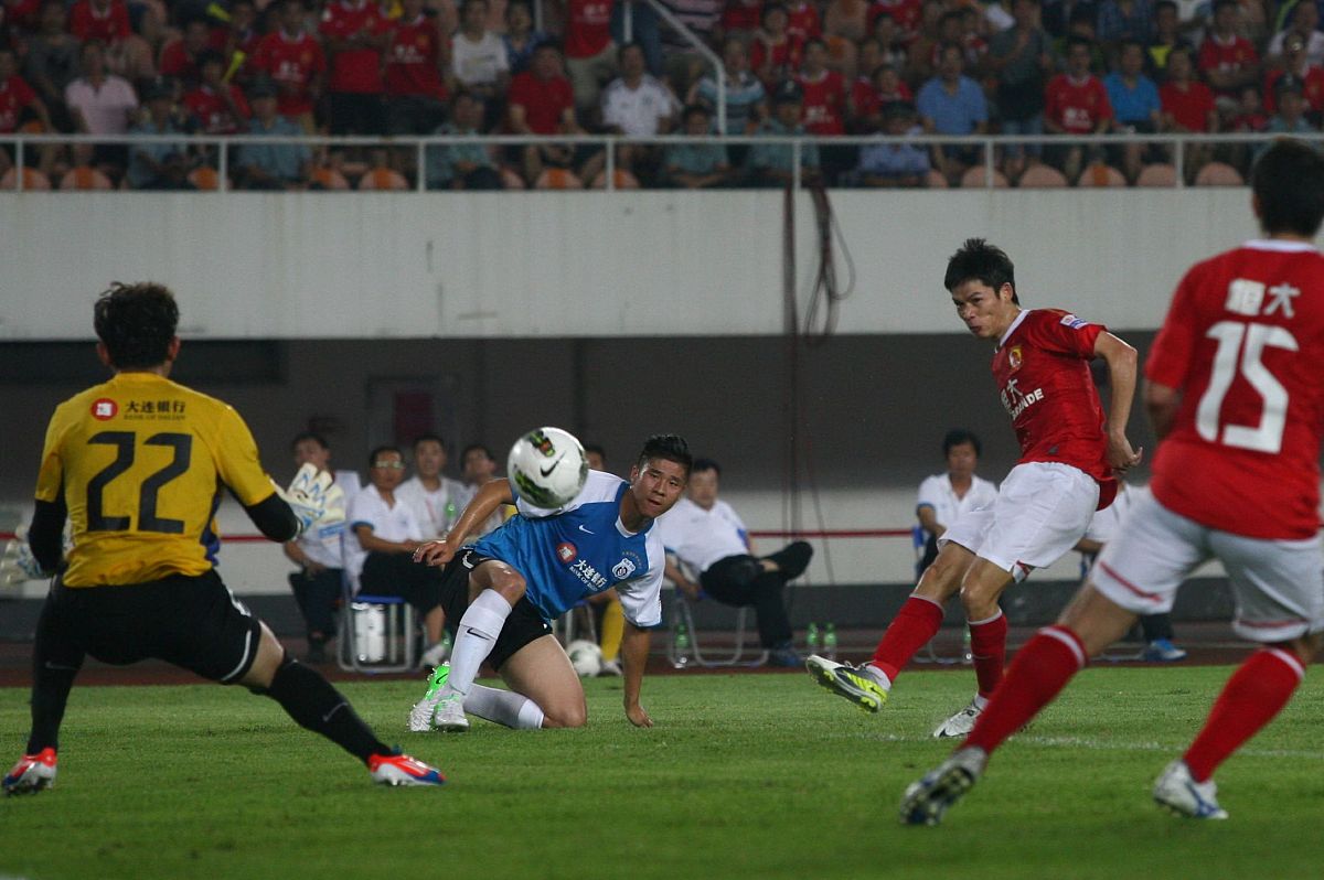 中超球队前方艰险，战术调整提高适应能力