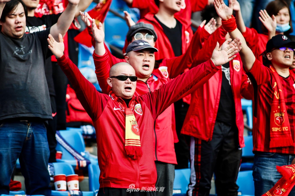 沙尔克球迷热情呐喊,为球队助威 沙尔克球迷热情呐喊,为球队助威