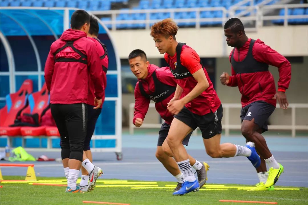 包含陕西战队在主场比赛中全力以赴，赢得胜利的词条